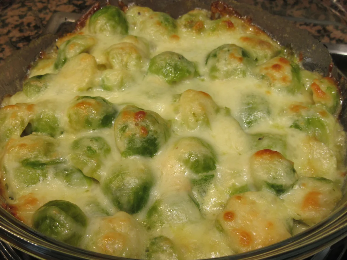 Auflauf: Schupfnudelauflauf mit Rosenkohl und Honig-Senf-Bechamel-Soße - Rezept - Bild Nr. 6747