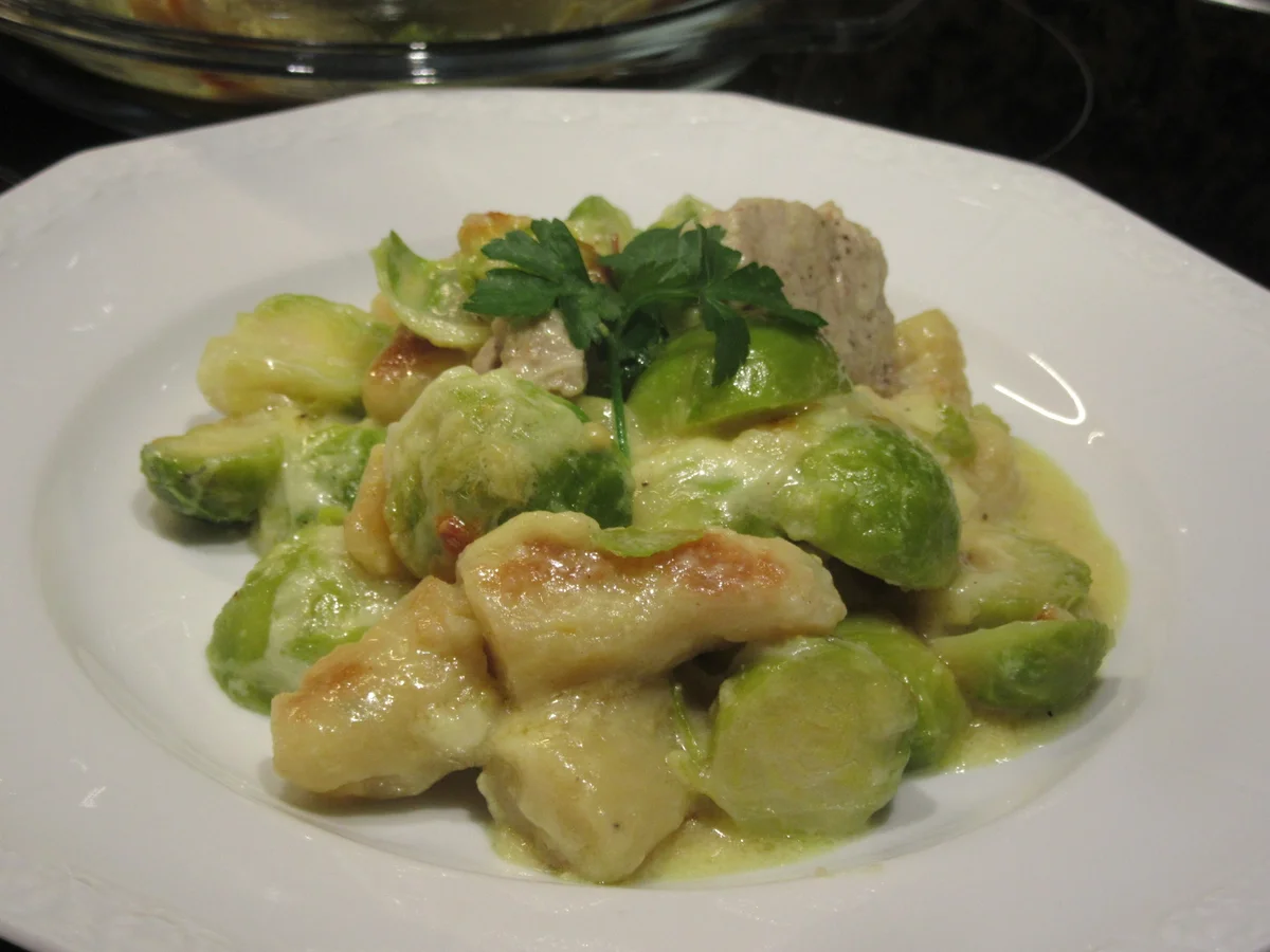 Auflauf: Schupfnudelauflauf mit Rosenkohl und Honig-Senf-Bechamel-Soße - Rezept - Bild Nr. 6748