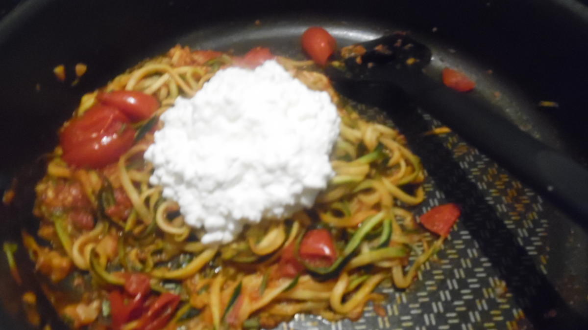 Zoodles (Zucchini-Spaghetti) mit Hüttenkäse...auf italienisch - Rezept - Bild Nr. 6740