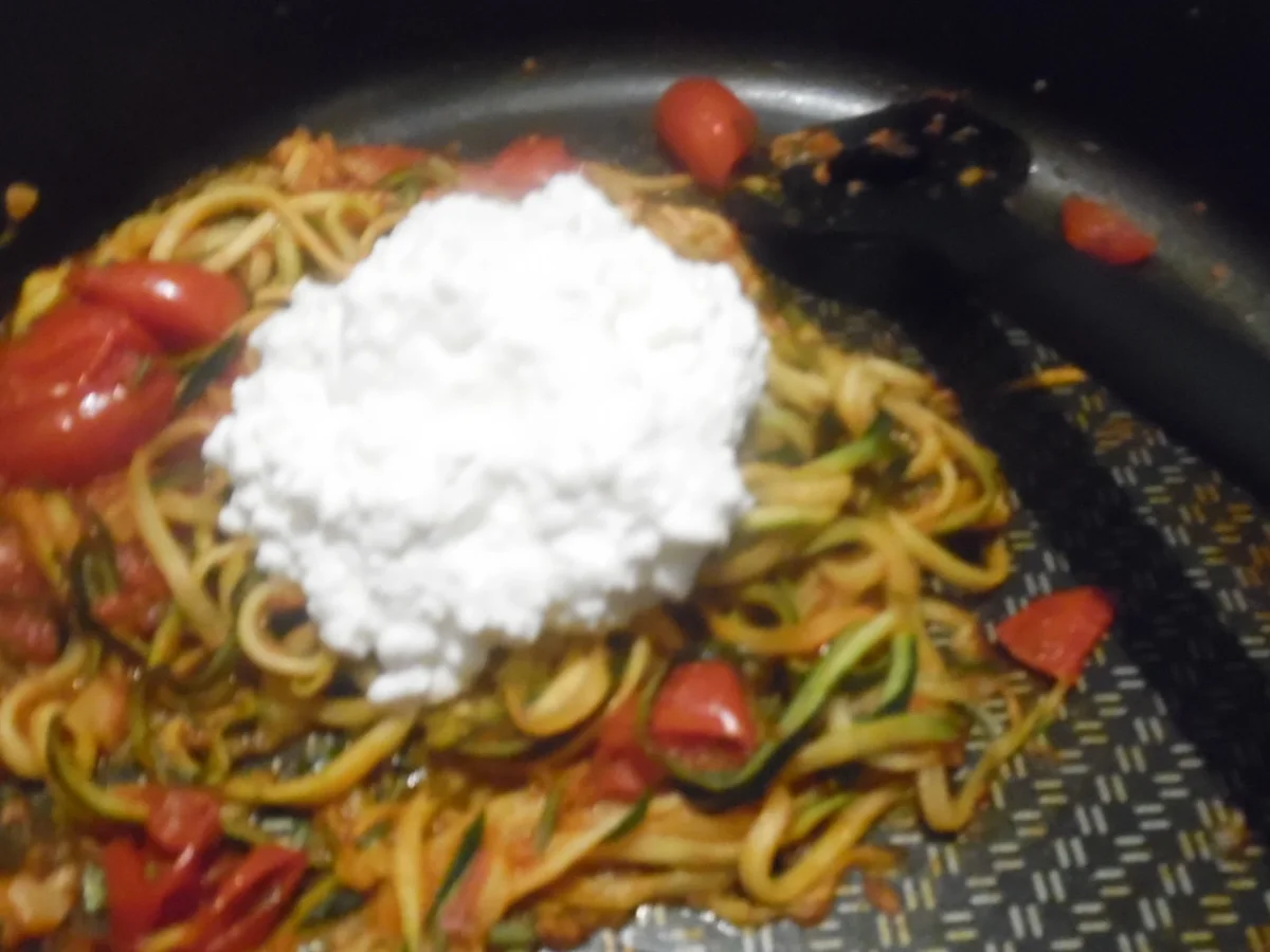 Zoodles (Zucchini-Spaghetti) mit Hüttenkäse...auf italienisch - Rezept - Bild Nr. 6740