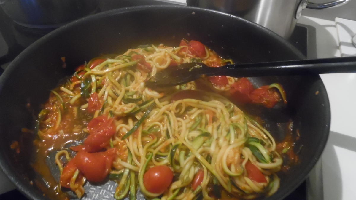 Zoodles (Zucchini-Spaghetti) mit Hüttenkäse...auf italienisch - Rezept - Bild Nr. 6741