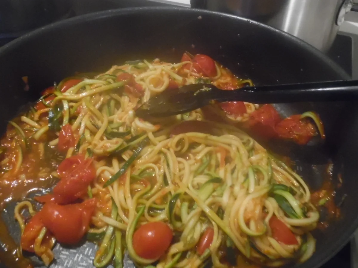 Zoodles (Zucchini-Spaghetti) mit Hüttenkäse...auf italienisch - Rezept - Bild Nr. 6741