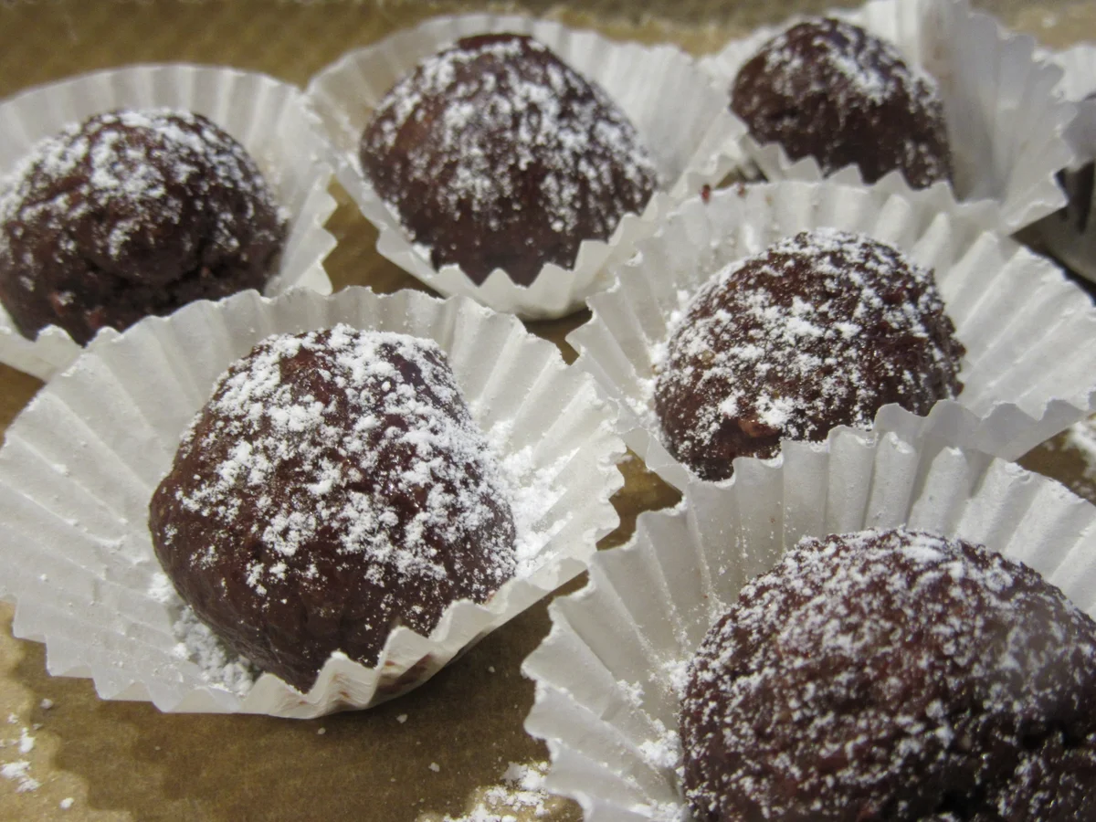 Rezept: Konfekt: Walnuss-Dattel-Kugeln Bild Nr. 2 Konfekt: Walnuss-Dattel-Kugeln - Rezept - Bild Nr. 2