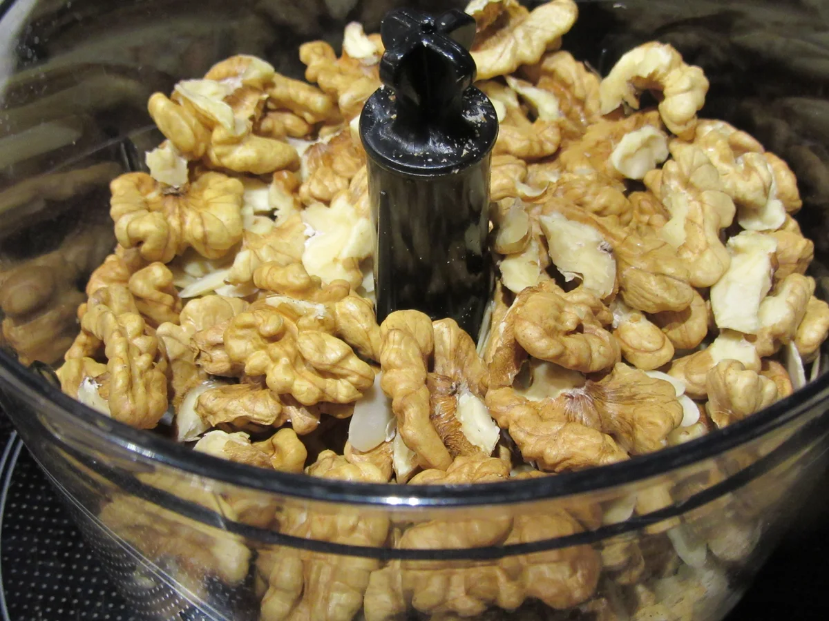 Rezept: Konfekt: Walnuss-Dattel-Kugeln Bild Nr. 3 Konfekt: Walnuss-Dattel-Kugeln - Rezept - Bild Nr. 3