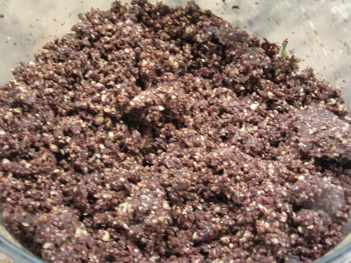 Rezept: Konfekt: Walnuss-Dattel-Kugeln Bild Nr. 5 Konfekt: Walnuss-Dattel-Kugeln - Rezept - Bild Nr. 5