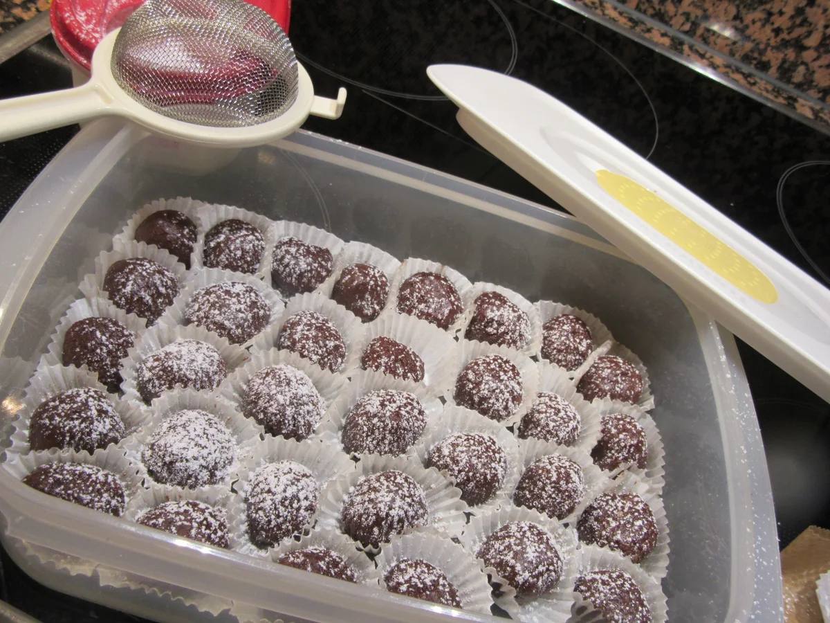 Rezept: Konfekt: Walnuss-Dattel-Kugeln Bild Nr. 6 Konfekt: Walnuss-Dattel-Kugeln - Rezept - Bild Nr. 6