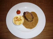 Rezept: Bisonfilet mit Pfeffersoรe auf Kartoffelgratin Bisonfilet mit Pfeffersoรe auf Kartoffelgratin - Rezept