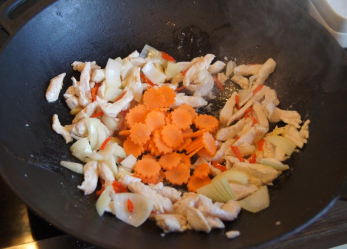 Gemüsemix süß-sauer mit Hähnchenbrustfilet und gelben Basmatireis - Rezept - Bild Nr. 6783