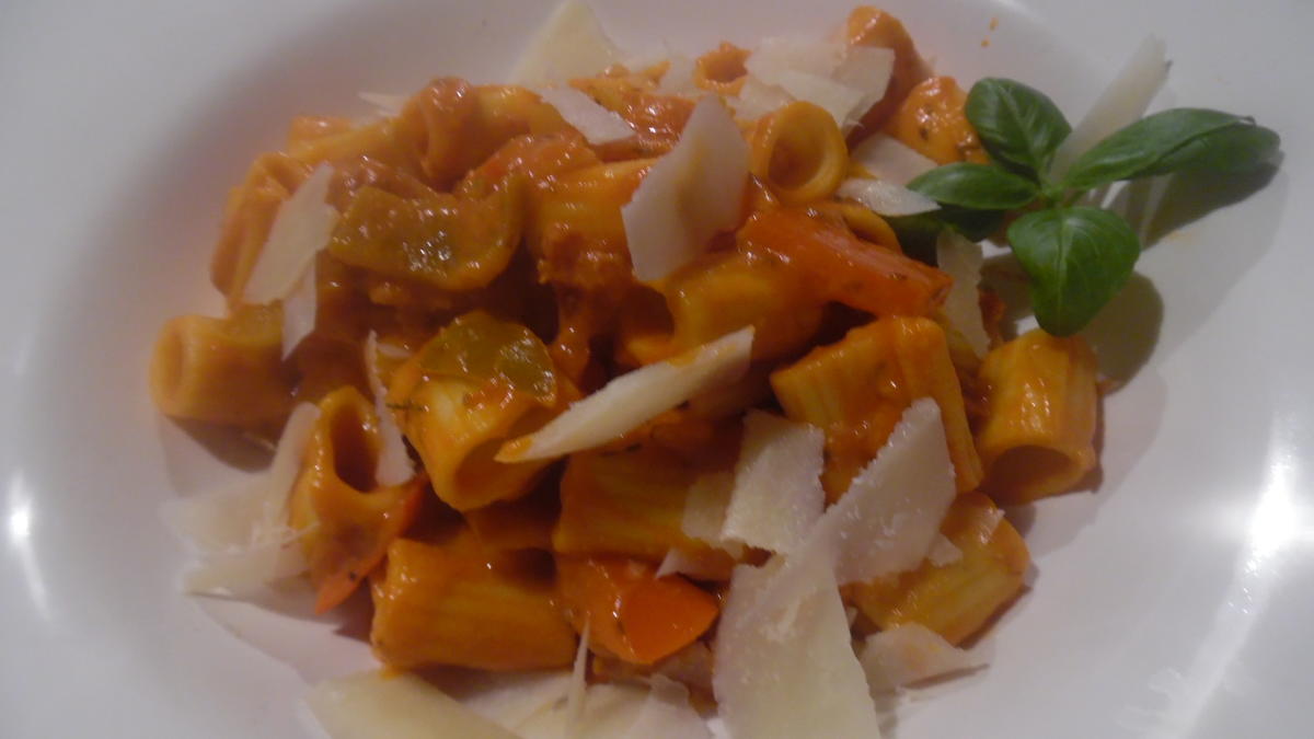 Pasta mit Paprika-Tomaten-Rahmsoße und scharfer Salsiccia - Rezept - Bild Nr. 6762