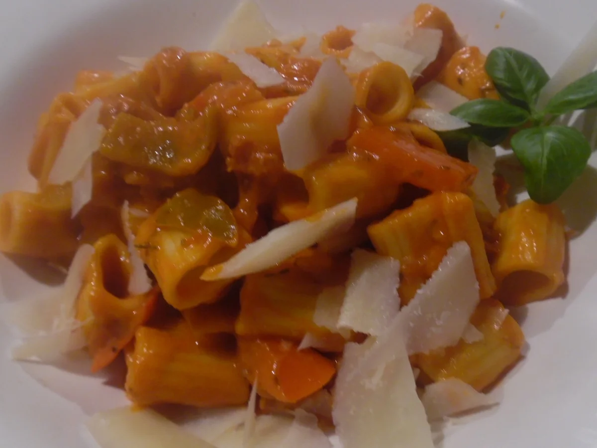 Rezept: Pasta mit Paprika-Tomaten-Rahmsoße und scharfer Salsiccia Bild Nr. 6762 Pasta mit Paprika-Tomaten-Rahmsoße und scharfer Salsiccia - Rezept - Bild Nr. 6762