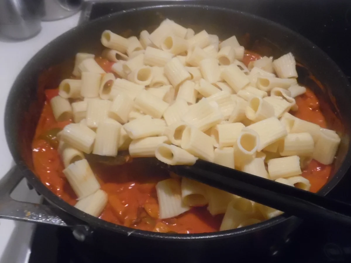 Rezept: Pasta mit Paprika-Tomaten-Rahmsoße und scharfer Salsiccia Bild Nr. 6763 Pasta mit Paprika-Tomaten-Rahmsoße und scharfer Salsiccia - Rezept - Bild Nr. 6763