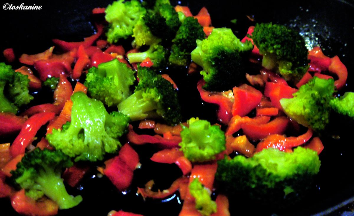Pasta mit Broccoli-Paprika-Rahm - Rezept - Bild Nr. 4