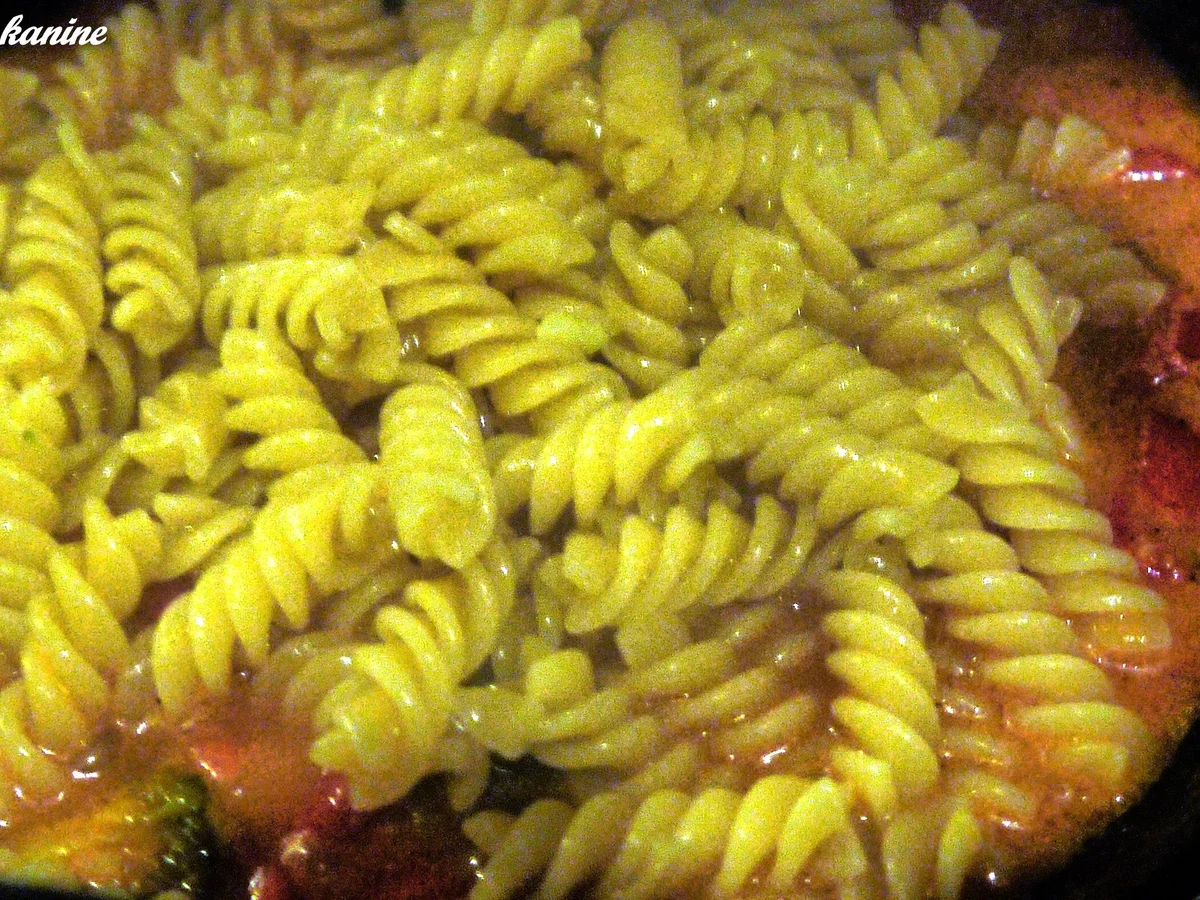 Rezept: Pasta mit Broccoli-Paprika-Rahm Bild Nr. 7 Pasta mit Broccoli-Paprika-Rahm - Rezept - Bild Nr. 7