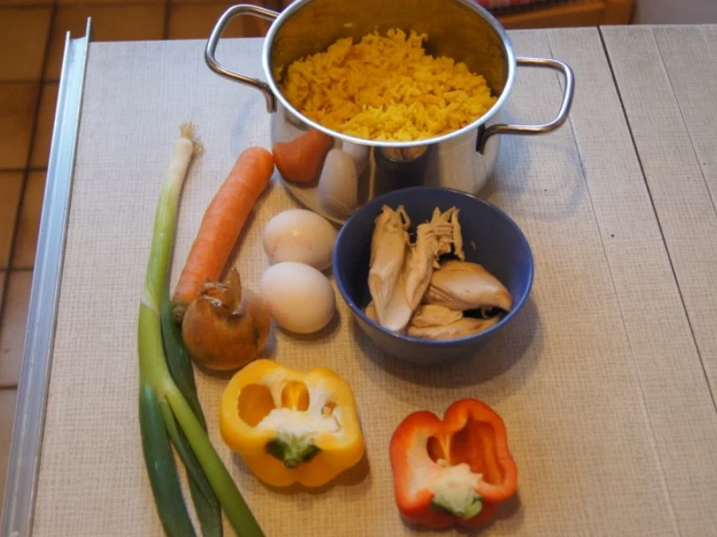 Gebratener gelber Basamatireis mit Ei, Hähnchenfleisch und Gemüse - Rezept - Bild Nr. 6774