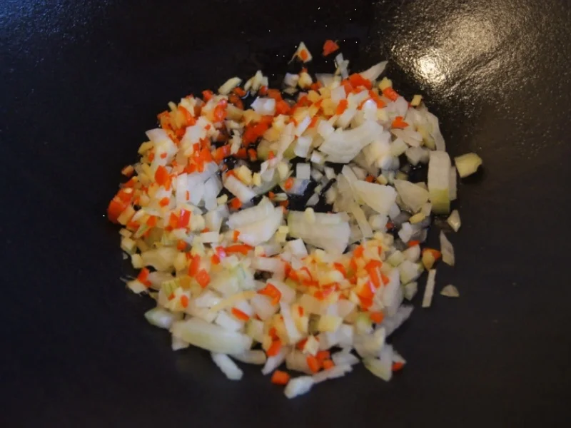 Gebratener gelber Basamatireis mit Ei, Hähnchenfleisch und Gemüse - Rezept - Bild Nr. 6782