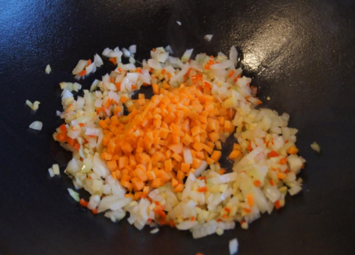 Gebratener gelber Basamatireis mit Ei, Hähnchenfleisch und Gemüse - Rezept - Bild Nr. 6783