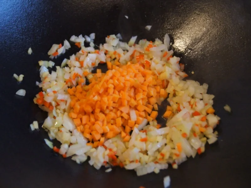 Gebratener gelber Basamatireis mit Ei, Hähnchenfleisch und Gemüse - Rezept - Bild Nr. 6783