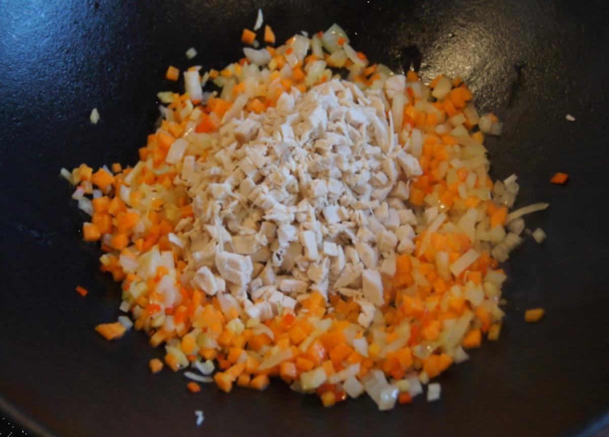 Gebratener gelber Basamatireis mit Ei, Hähnchenfleisch und Gemüse - Rezept - Bild Nr. 6784