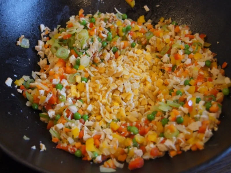 Gebratener gelber Basamatireis mit Ei, Hähnchenfleisch und Gemüse - Rezept - Bild Nr. 6786