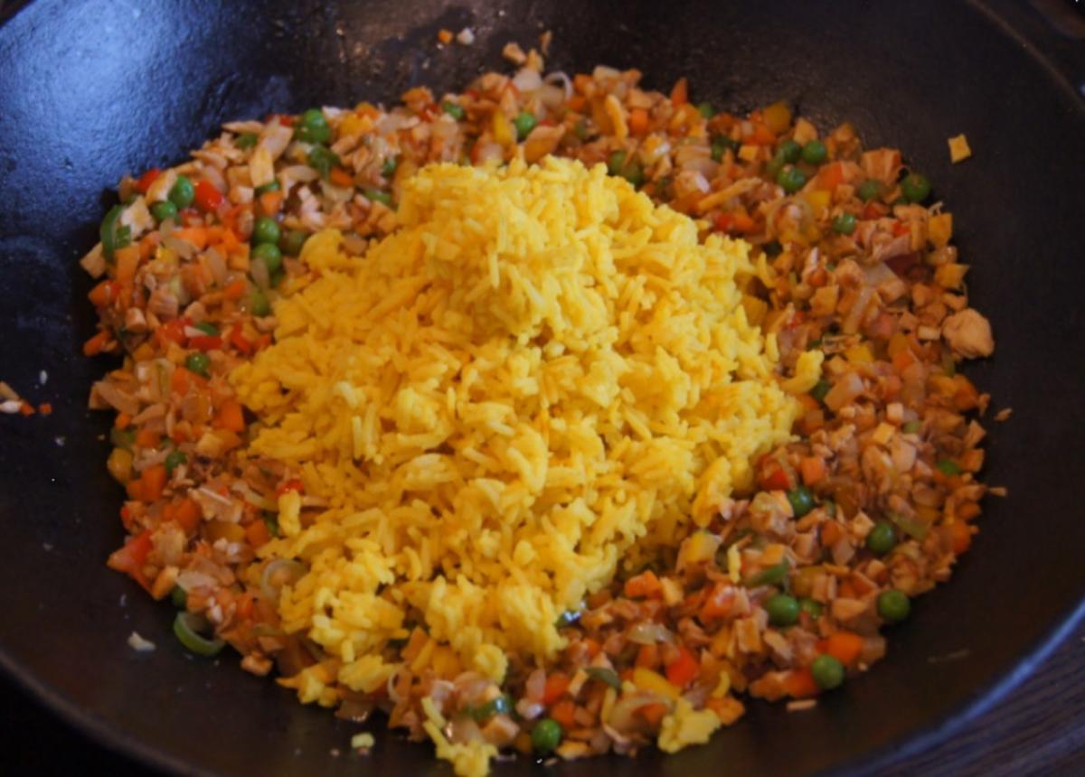Gebratener gelber Basamatireis mit Ei, Hähnchenfleisch und Gemüse - Rezept - Bild Nr. 6787
