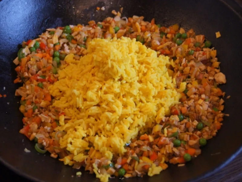 Gebratener gelber Basamatireis mit Ei, Hähnchenfleisch und Gemüse - Rezept - Bild Nr. 6787