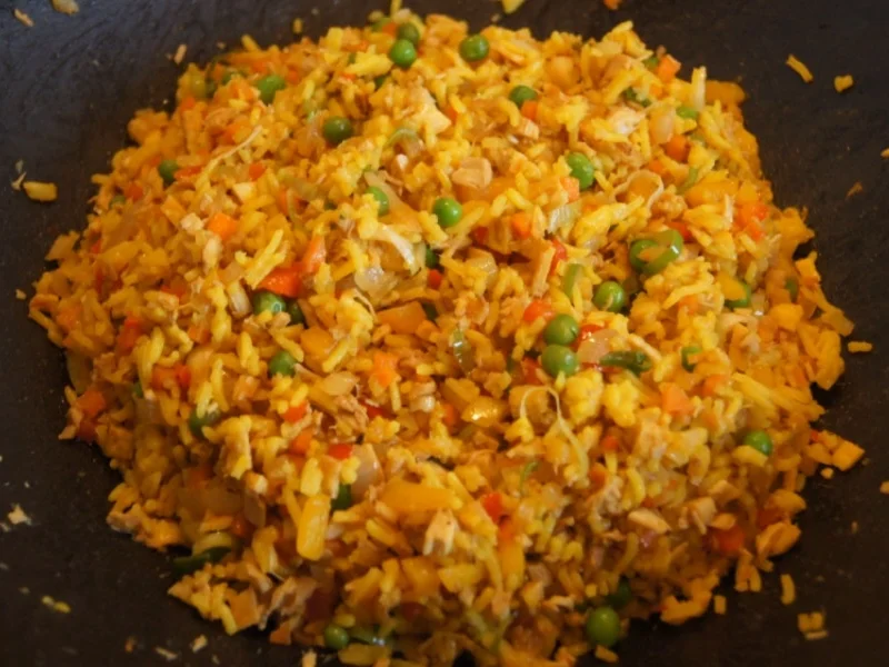 Gebratener gelber Basamatireis mit Ei, Hähnchenfleisch und Gemüse - Rezept - Bild Nr. 6788