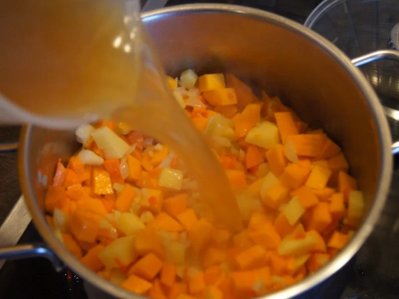 Herzhafte Kürbissuppe mit asiatischer Note - Rezept - Bild Nr. 6782