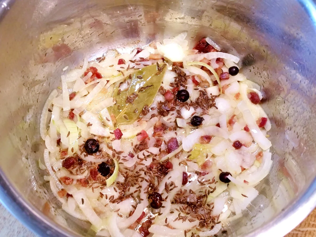 Rezept: Feines Sauerkraut mit geschmolzener Wurst Bild Nr. 6779 Feines Sauerkraut mit geschmolzener Wurst - Rezept - Bild Nr. 6779