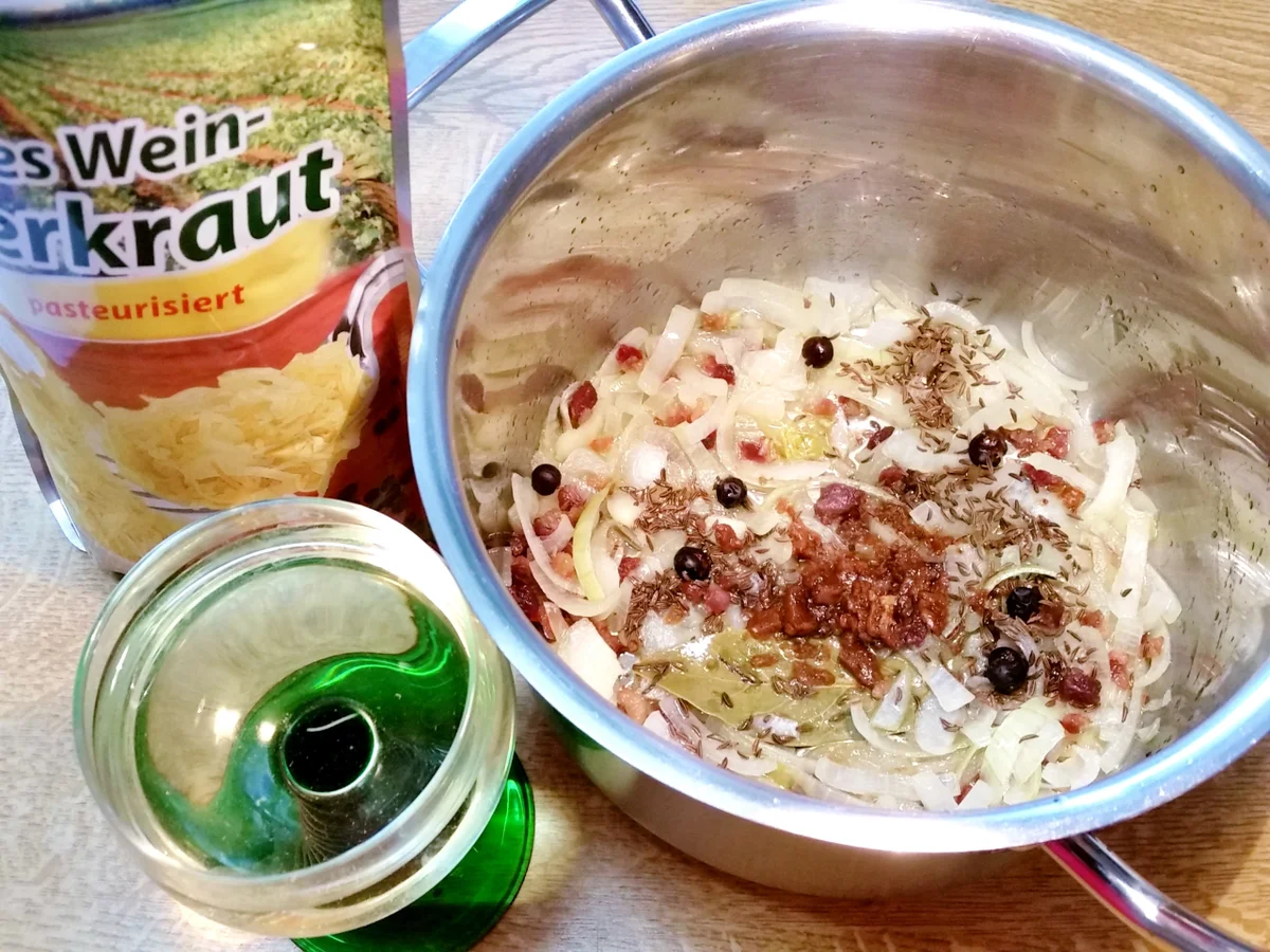 Rezept: Feines Sauerkraut mit geschmolzener Wurst Bild Nr. 6780 Feines Sauerkraut mit geschmolzener Wurst - Rezept - Bild Nr. 6780