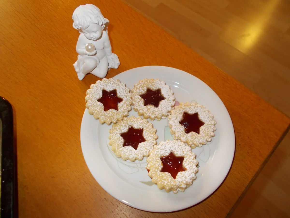 SPITZBUBEN mit Erdbeermarmelade - Rezept - Bild Nr. 6783