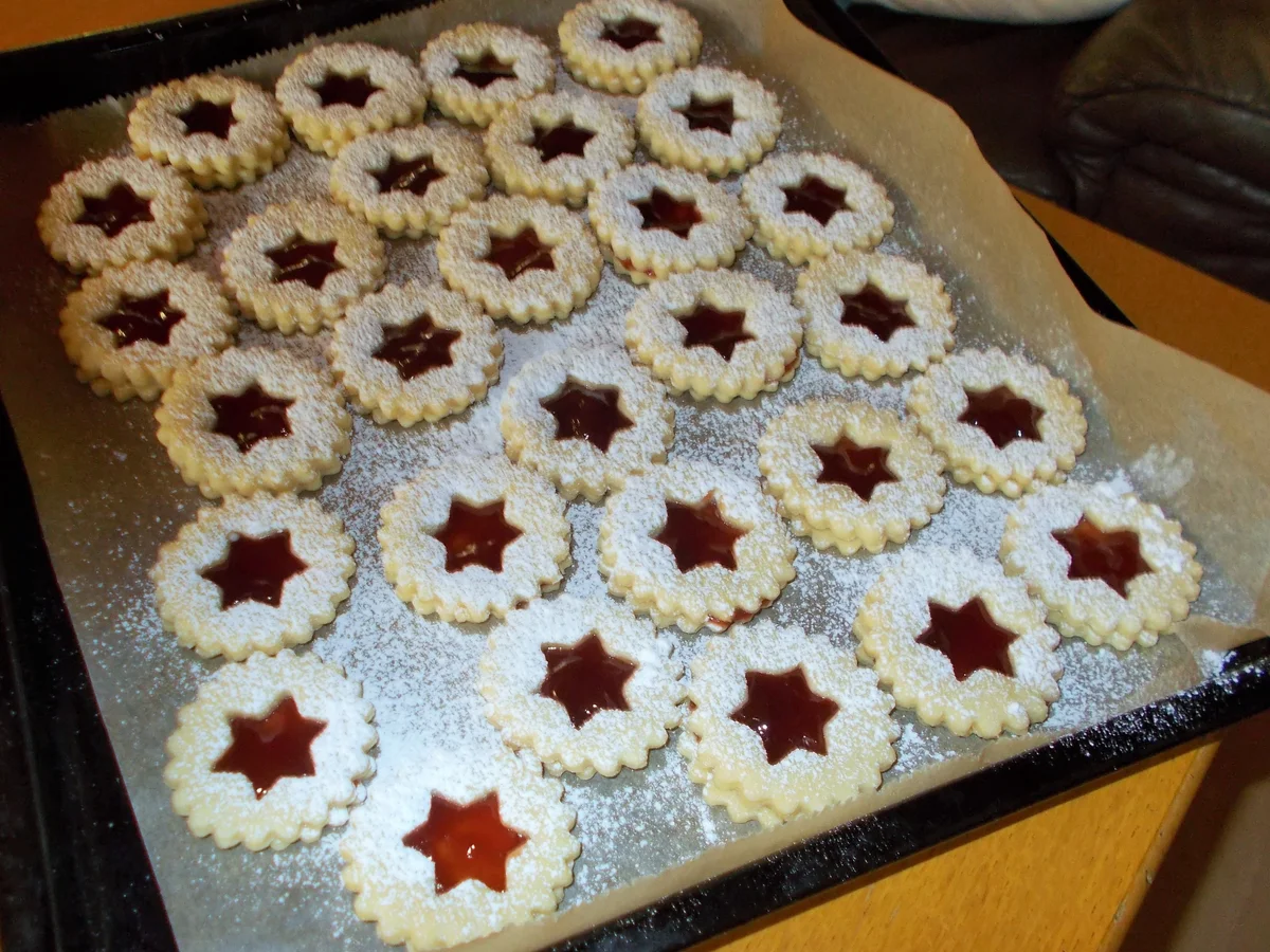 SPITZBUBEN mit Erdbeermarmelade - Rezept - Bild Nr. 6788