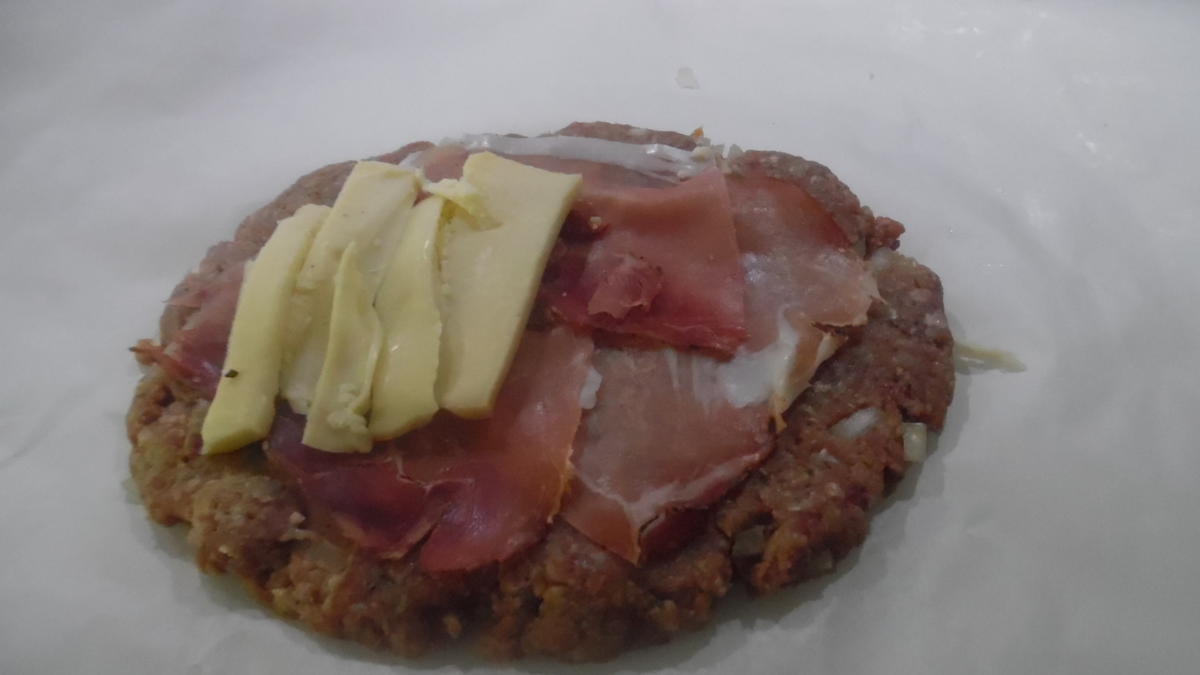 Frikadellen "Cordon bleu" mit Kartoffel-Bohnen-Salat und Dip - Rezept - Bild Nr. 6780