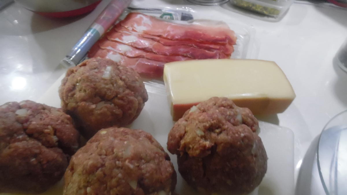 Frikadellen "Cordon bleu" mit Kartoffel-Bohnen-Salat und Dip - Rezept - Bild Nr. 6781