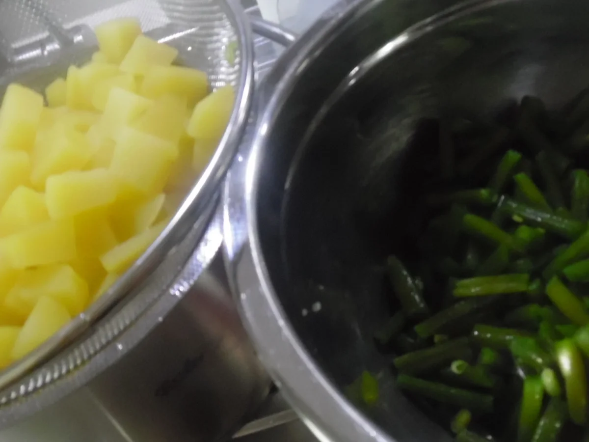 Rezept: Frikadellen "Cordon bleu" mit Kartoffel-Bohnen-Salat und Dip Bild Nr. 6784 Frikadellen "Cordon bleu" mit Kartoffel-Bohnen-Salat und Dip - Rezept - Bild Nr. 6784