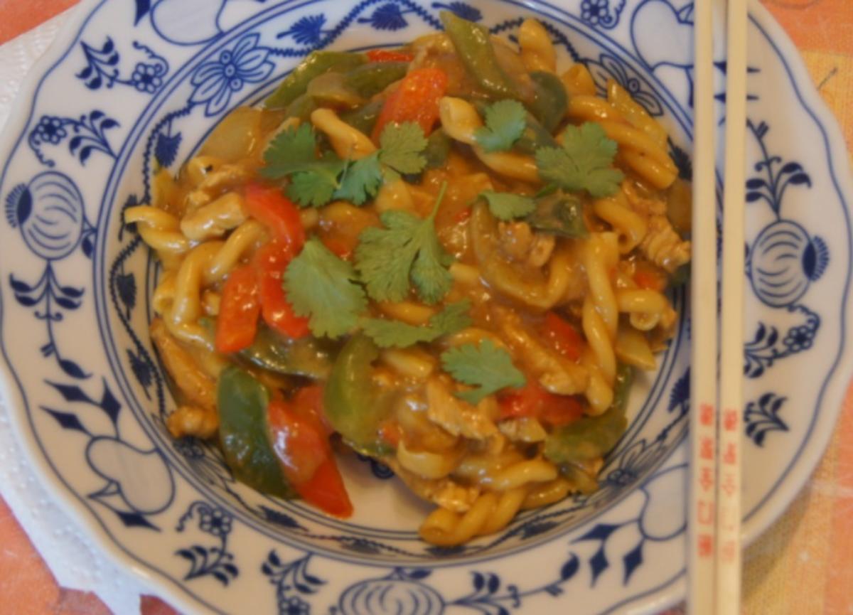 Puten-Curry-Nudel-Wok - Rezept mit Bild - kochbar.de