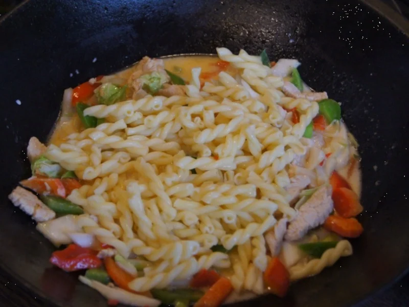 Rezept: Puten-Curry-Nudel-Wok Bild Nr. 6796 Puten-Curry-Nudel-Wok - Rezept - Bild Nr. 6796