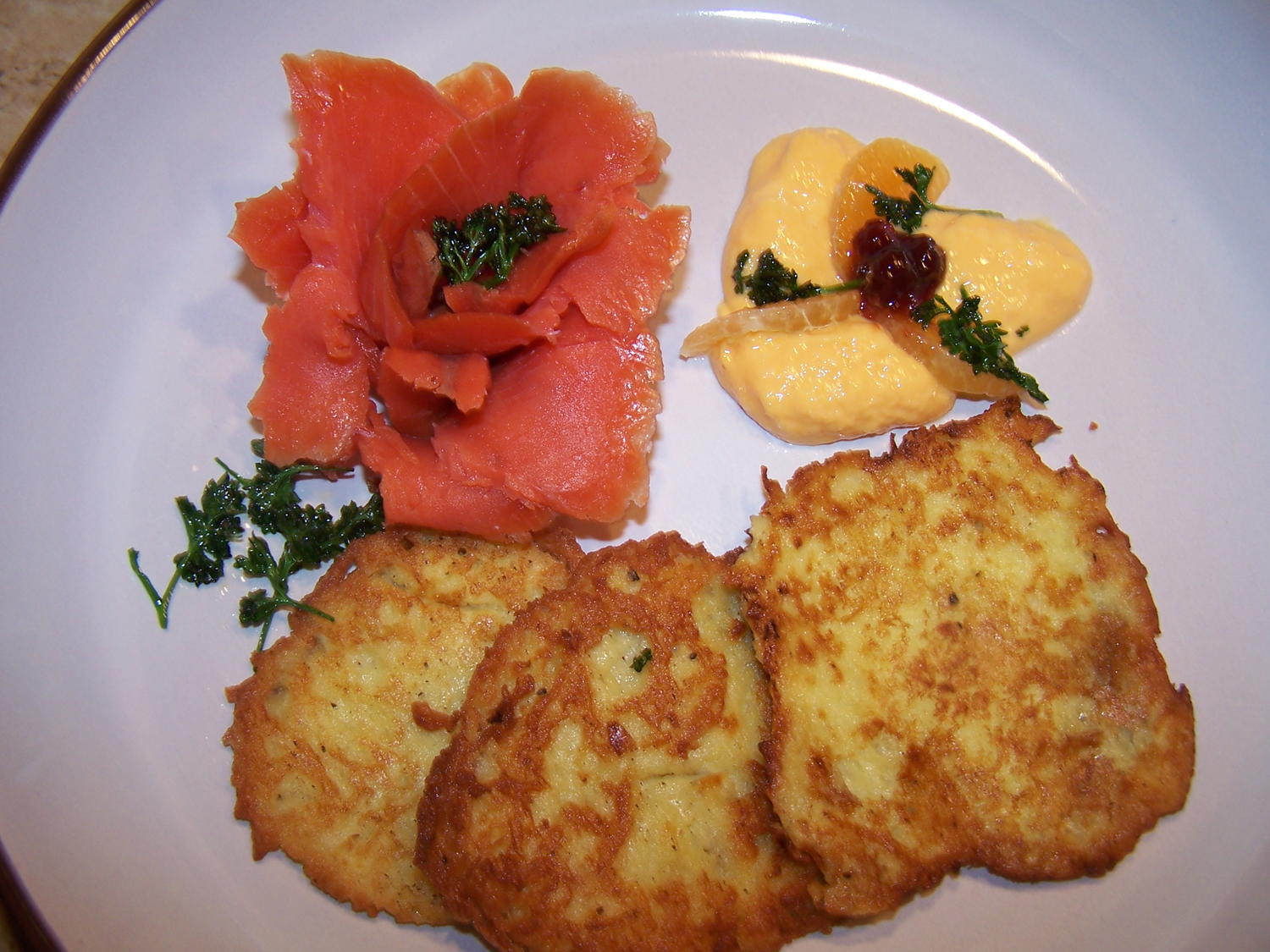 Lachs-Rosé mit Kartoffelpuffer und Orangen-Meerrettich - Rezept ...