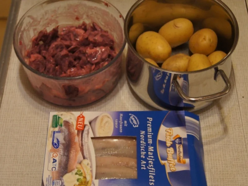 Matjesfilet mit Rote Beete Salat und Pellkartoffeln - Rezept - Bild Nr. 4