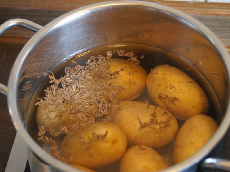 Matjesfilet mit Rote Beete Salat und Pellkartoffeln - Rezept - Bild Nr. 6