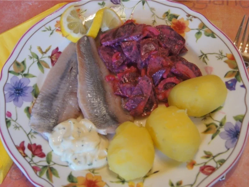 Matjesfilet mit Rote Beete Salat und Pellkartoffeln - Rezept - Bild Nr. 8