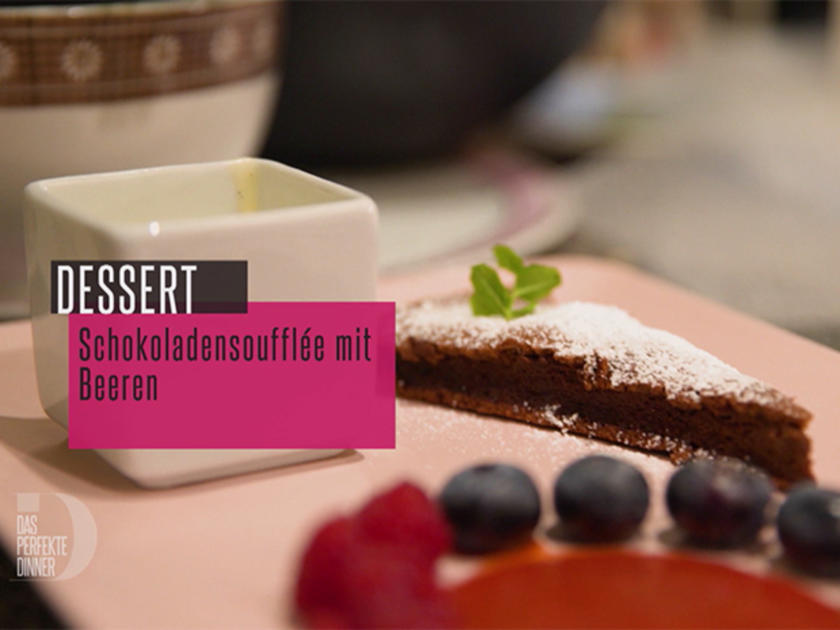 Schokoladensoufflé mit Erdbeerspiegel und Vanillesoße - von Das ...