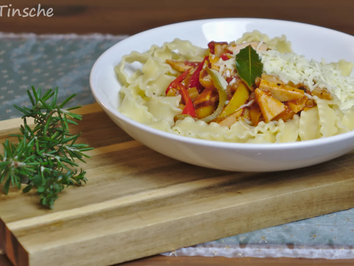 Mafaldine mit Paprika-Tomatensugo - Rezept - Bild Nr. 6812