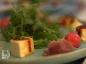 Scharf geschossen: Melonensalat an karamellisiertem Schafskäse - Rezept - Bild Nr. 2
