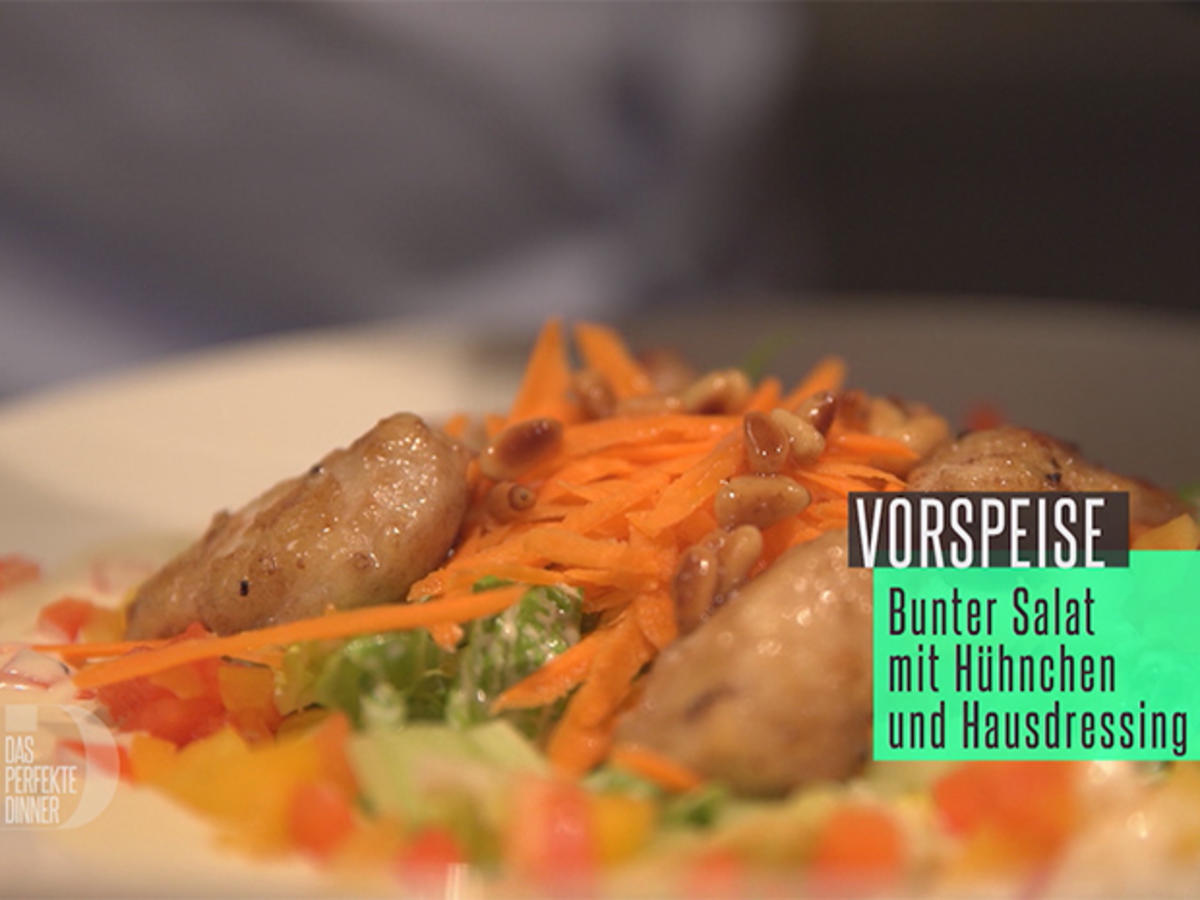 Bunter Salat mit Hühnchen und Hausdressing, dazu frisches Brot - Rezept ...