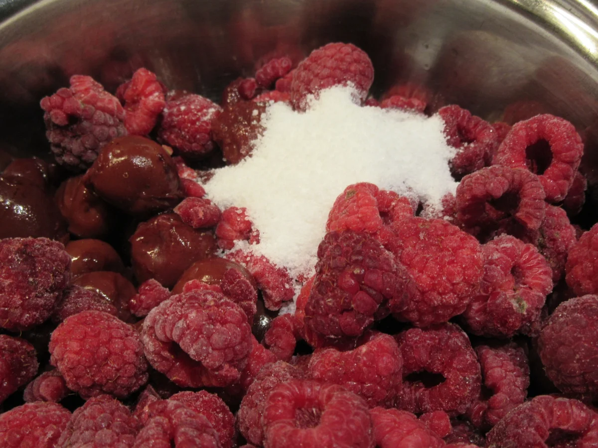 Backen: Rote Grütze trifft auf Stracciatella-Kuchen - Rezept - Bild Nr. 6832