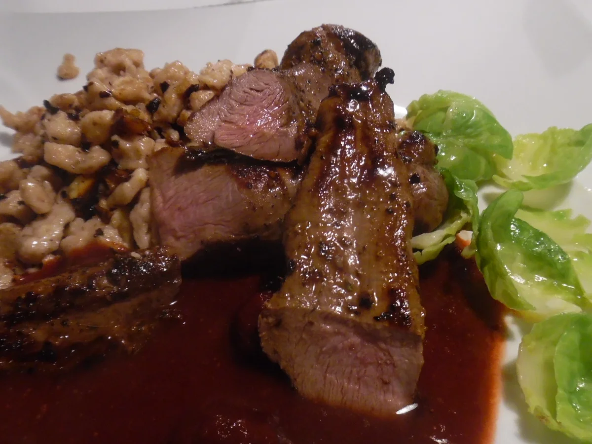 Rezept: Reh-Filet mit Waldbeeren-Soße, Walnuss-Knöpfle und Rosenkohl-Blättchen Bild Nr. 6828 Reh-Filet mit Waldbeeren-Soße, Walnuss-Knöpfle und Rosenkohl-Blättchen - Rezept - Bild Nr. 6828