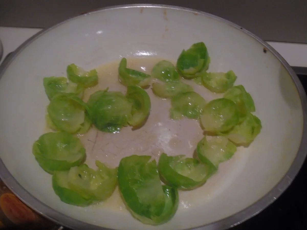 Rezept: Reh-Filet mit Waldbeeren-Soße, Walnuss-Knöpfle und Rosenkohl-Blättchen Bild Nr. 6829 Reh-Filet mit Waldbeeren-Soße, Walnuss-Knöpfle und Rosenkohl-Blättchen - Rezept - Bild Nr. 6829