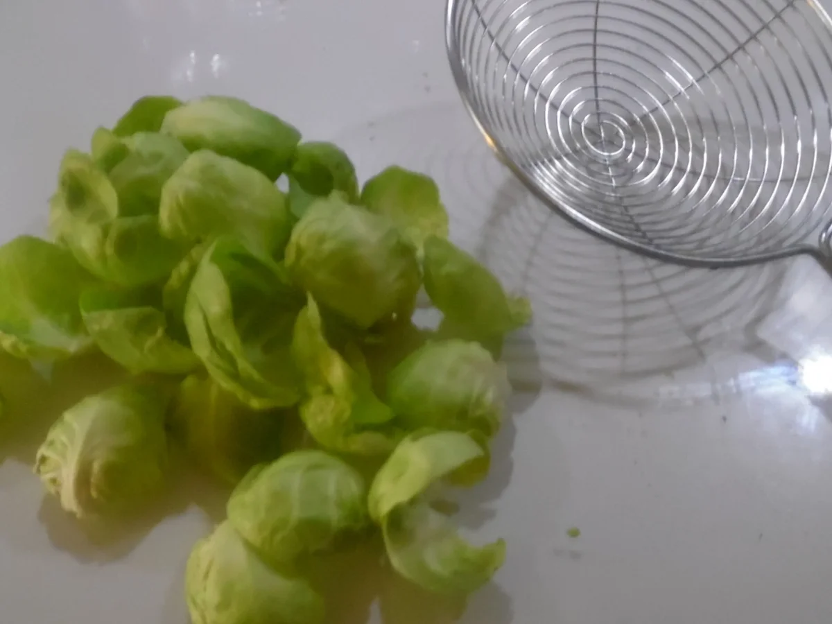 Rezept: Reh-Filet mit Waldbeeren-Soße, Walnuss-Knöpfle und Rosenkohl-Blättchen Bild Nr. 6830 Reh-Filet mit Waldbeeren-Soße, Walnuss-Knöpfle und Rosenkohl-Blättchen - Rezept - Bild Nr. 6830