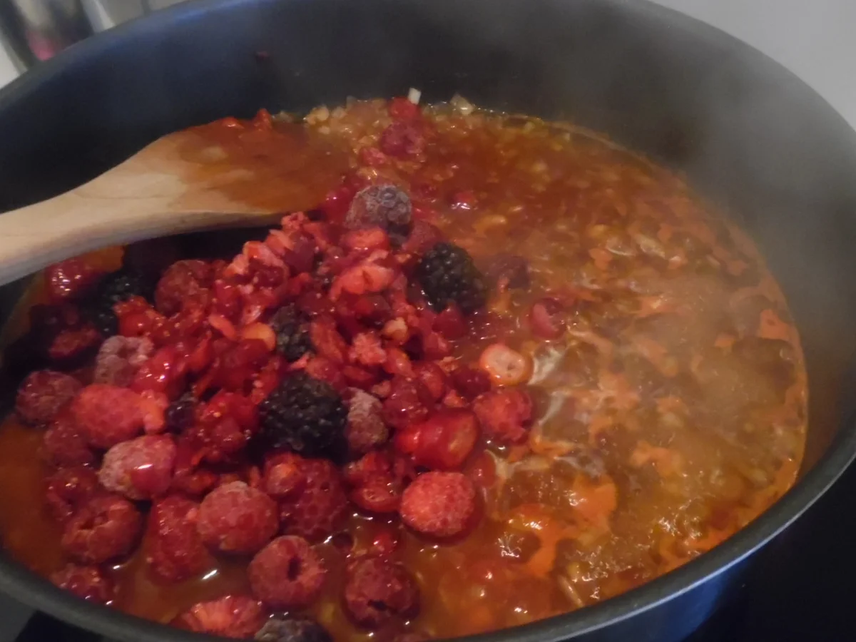 Rezept: Reh-Filet mit Waldbeeren-Soße, Walnuss-Knöpfle und Rosenkohl-Blättchen Bild Nr. 6837 Reh-Filet mit Waldbeeren-Soße, Walnuss-Knöpfle und Rosenkohl-Blättchen - Rezept - Bild Nr. 6837