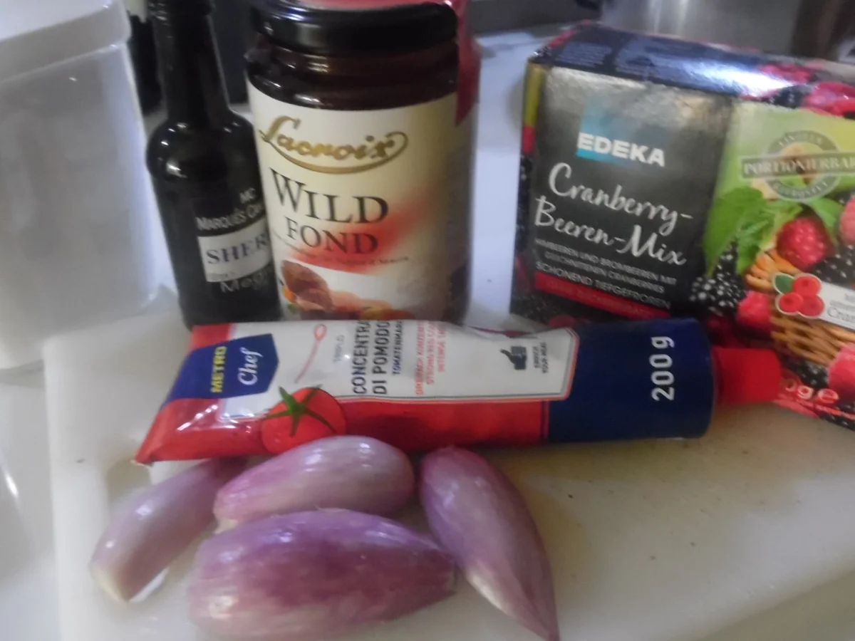 Rezept: Reh-Filet mit Waldbeeren-Soße, Walnuss-Knöpfle und Rosenkohl-Blättchen Bild Nr. 6841 Reh-Filet mit Waldbeeren-Soße, Walnuss-Knöpfle und Rosenkohl-Blättchen - Rezept - Bild Nr. 6841